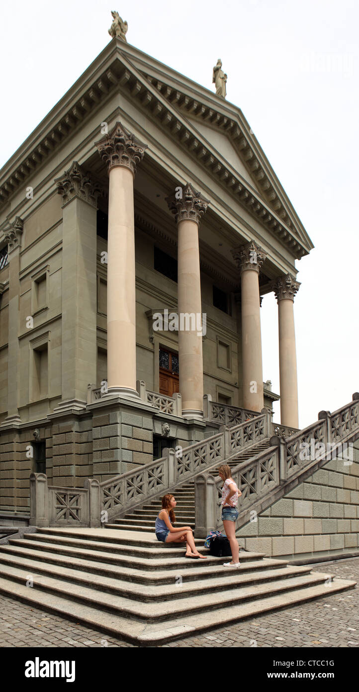 Les touristes de fille sur les marches du Temple de la démocratie, Winterthur, Suisse Banque D'Images