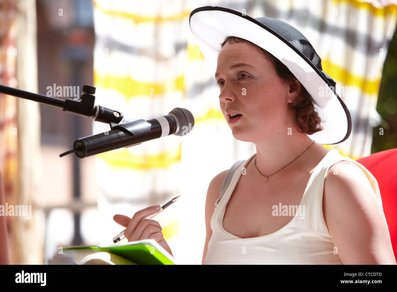 Eva Minervudottir Collisioni écrivain parlant à Barolo, Italie festival Banque D'Images