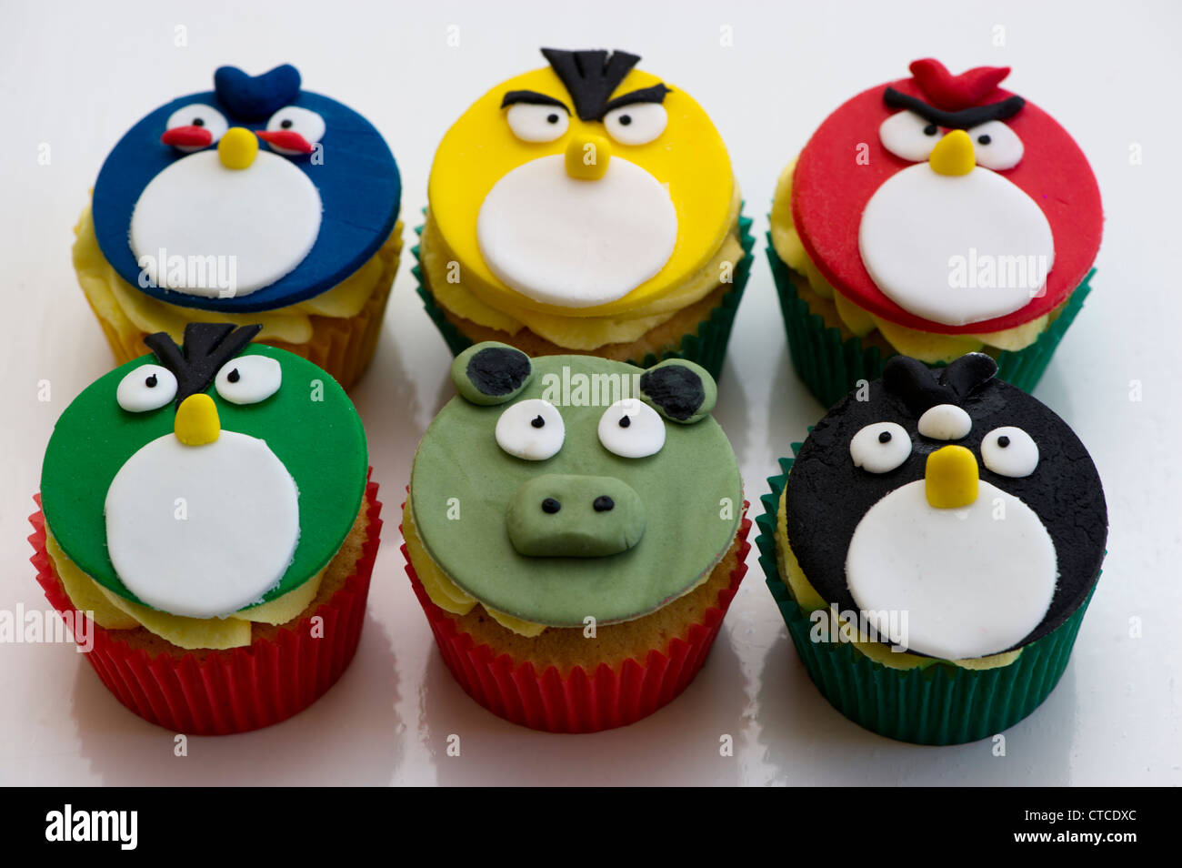Cupcakes à thème Angry Birds Banque D'Images