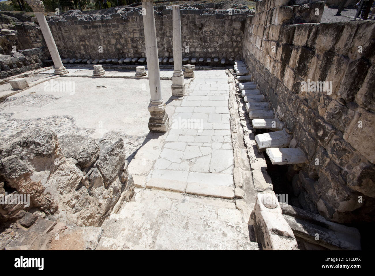 Les latrines communales au Beit She'an Archaeological Site, Israël Banque D'Images