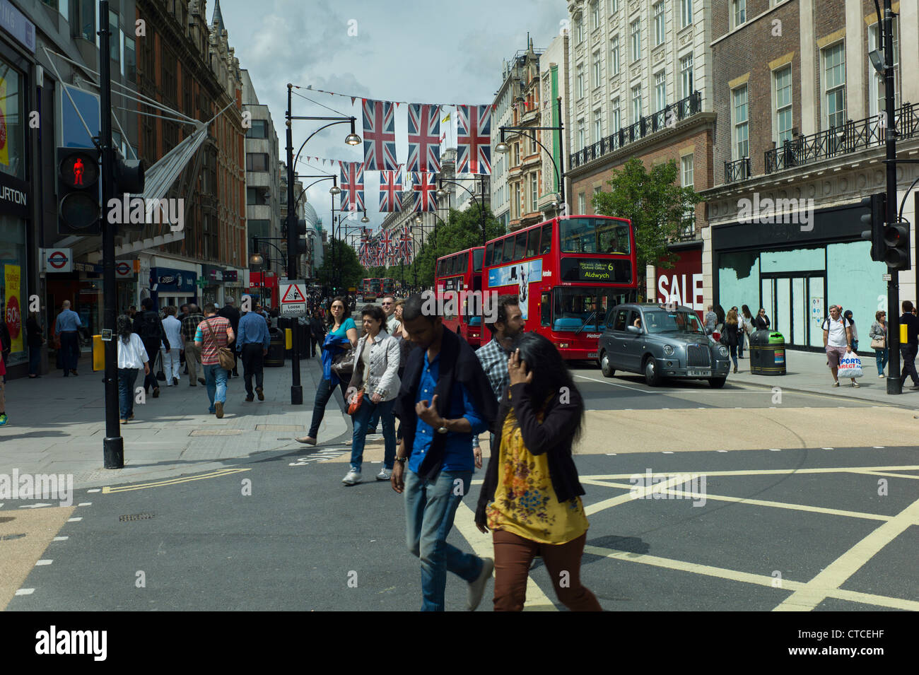 Shoppers dans Oxford Street, London, West End, England UK Banque D'Images