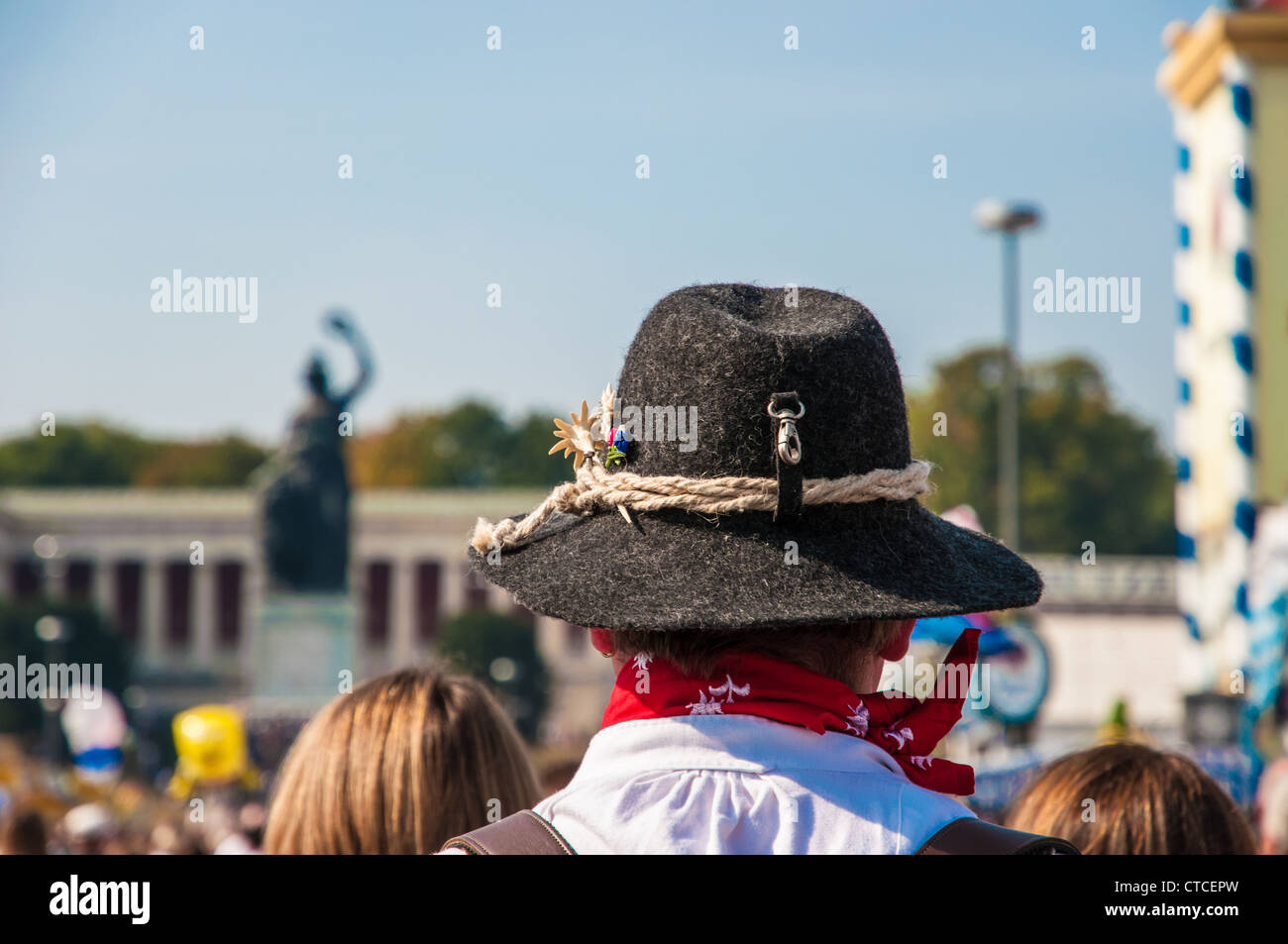 Homme avec chapeau traditionnel bavarois à l'Oktoberfest de Munich, Munich,  Allemagne Photo Stock - Alamy