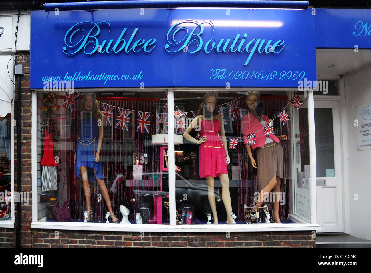 Vitrine avec Union Jack noir et la reine Elizabeth II Masque de visage sur des mannequins de célébrer le Jubilé de diamant Banque D'Images
