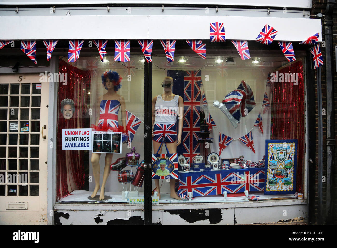Vitrine avec Union Jack noir et la reine Elizabeth II Masque de visage et Croquery célébrer le Jubilé de diamant Banque D'Images
