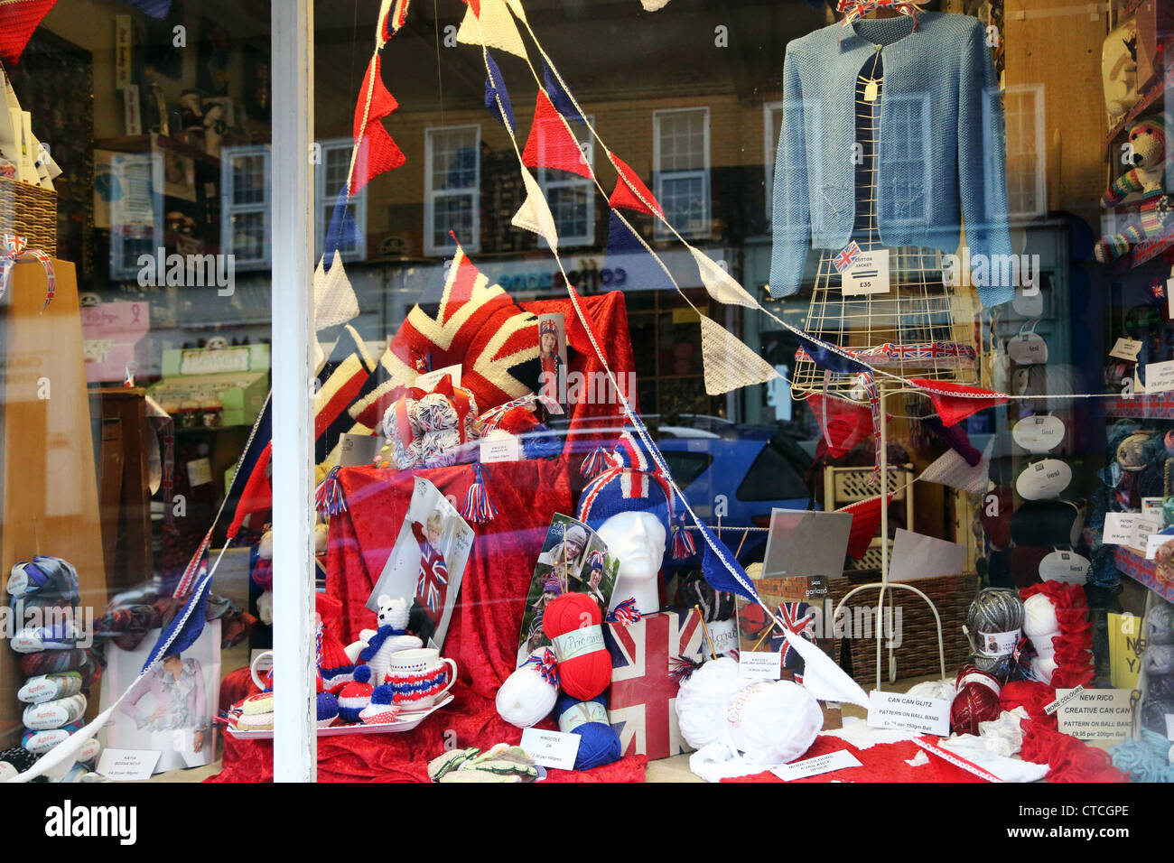 Vitrine de laine avec banderoles et Union Jacks célébrer le Jubilé de diamant Cheam Surrey England Banque D'Images