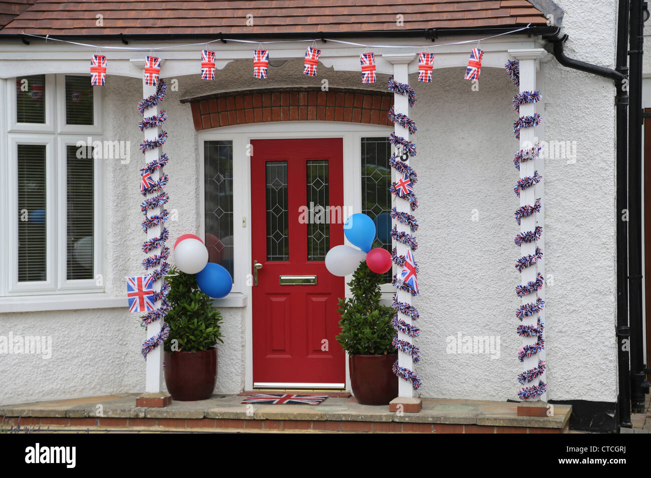 Chambre décorée avec des lanternes de papier Union Jack, de ballons et de guirlandes et Union Jack porte tapis pour le Jubilé de diamant de la Reine Banque D'Images