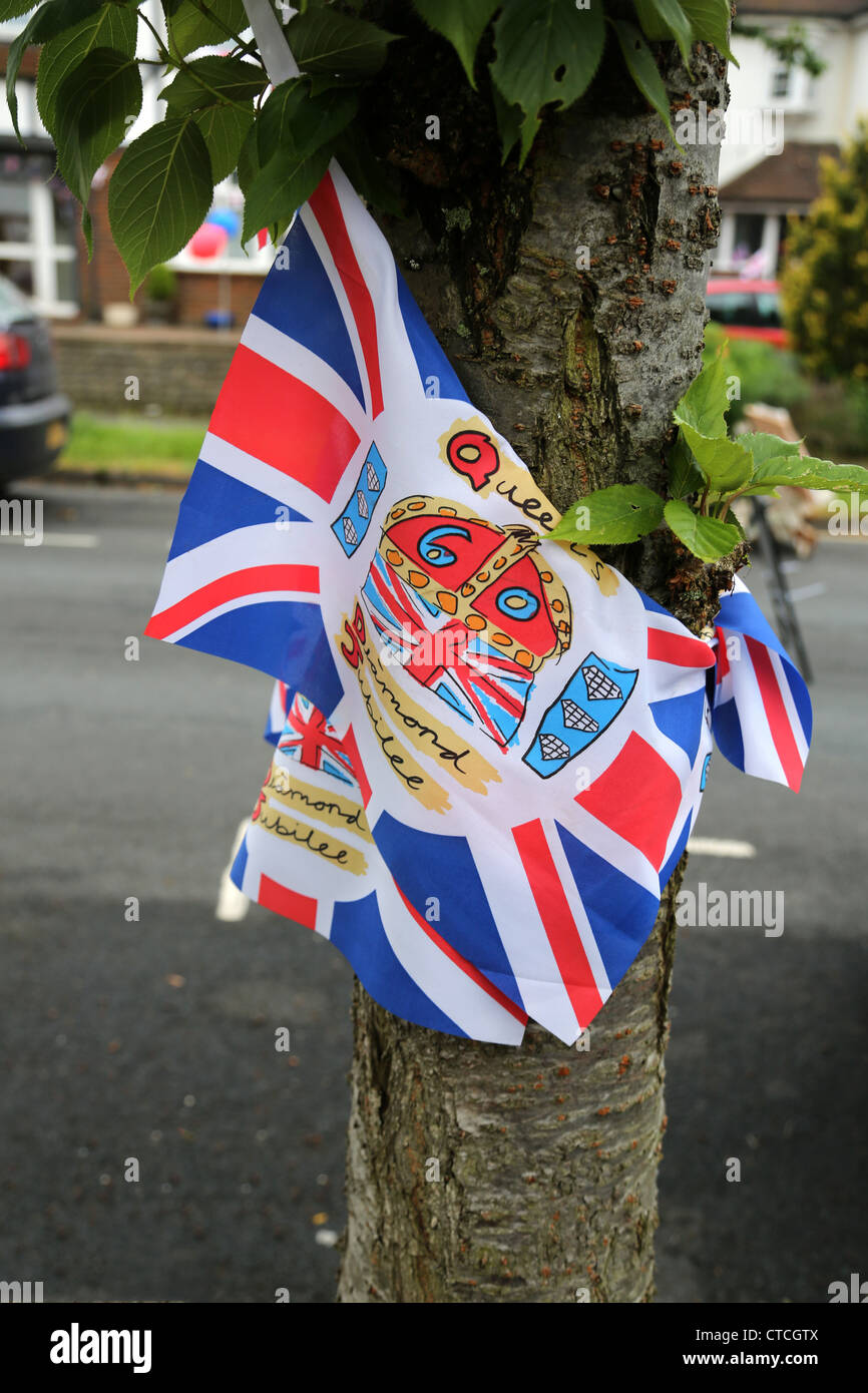 Union Jack noir enroulé autour d'arbre pour le Jubilé de diamant de la Reine Angleterre Surrey Banque D'Images