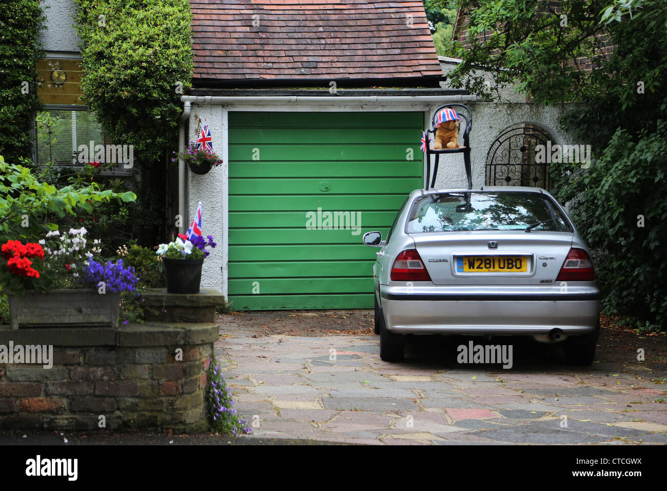 Chambre avec Union Jack de drapeaux et d'un jouet chien avec Union Jack Hat du Jubilé de diamant de la Reine d'Angleterre Surrey Banque D'Images