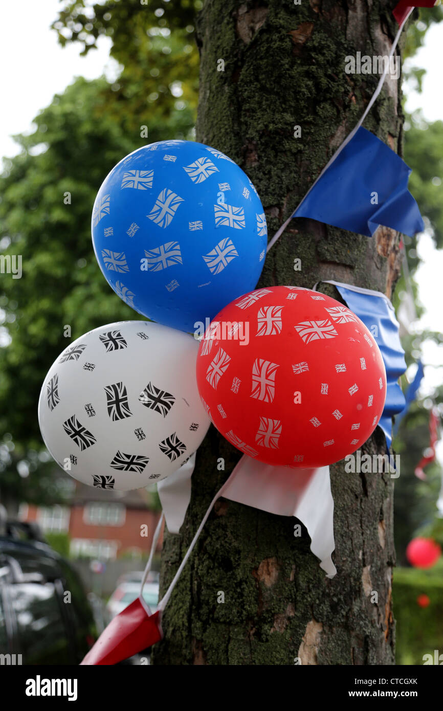 Rouge Blanc et bleu ballons avec Union Jack Les drapeaux sur avec Bunting enroulé autour d'arbre Banque D'Images
