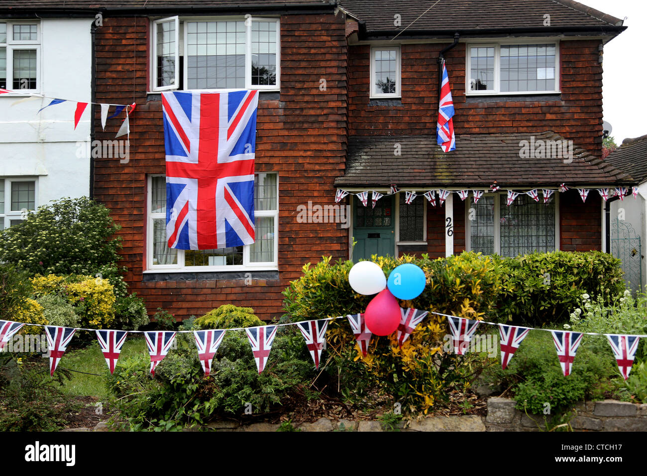 Maison décorée avec Union Jack Bunting, des ballons et des drapeaux pour le Jubilé de diamant de la Reine Angleterre Surrey Banque D'Images