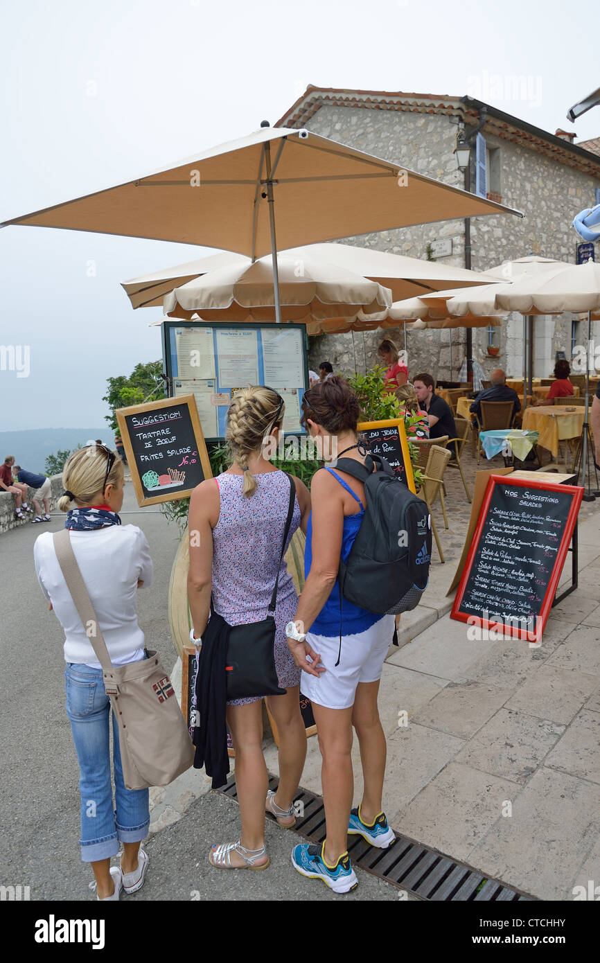 À la recherche à l'extérieur du menu restaurant, Place de l'eglise, Gourdon, Côte d'Azur, Alpes-Maritimes, Provence-Alpes-Côte d'Azur, France Banque D'Images