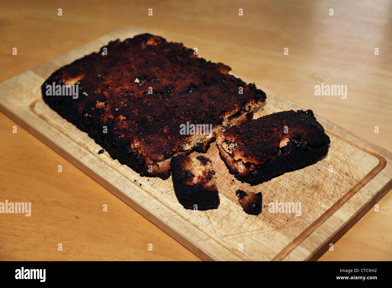 Brule Avec Un Morceau De Gateau Coupe Sur Planche A Decouper Photo Stock Alamy Brule Avec Un Morceau De Gateau Coupe Sur Planche A Decouper Photo Stock Alamy