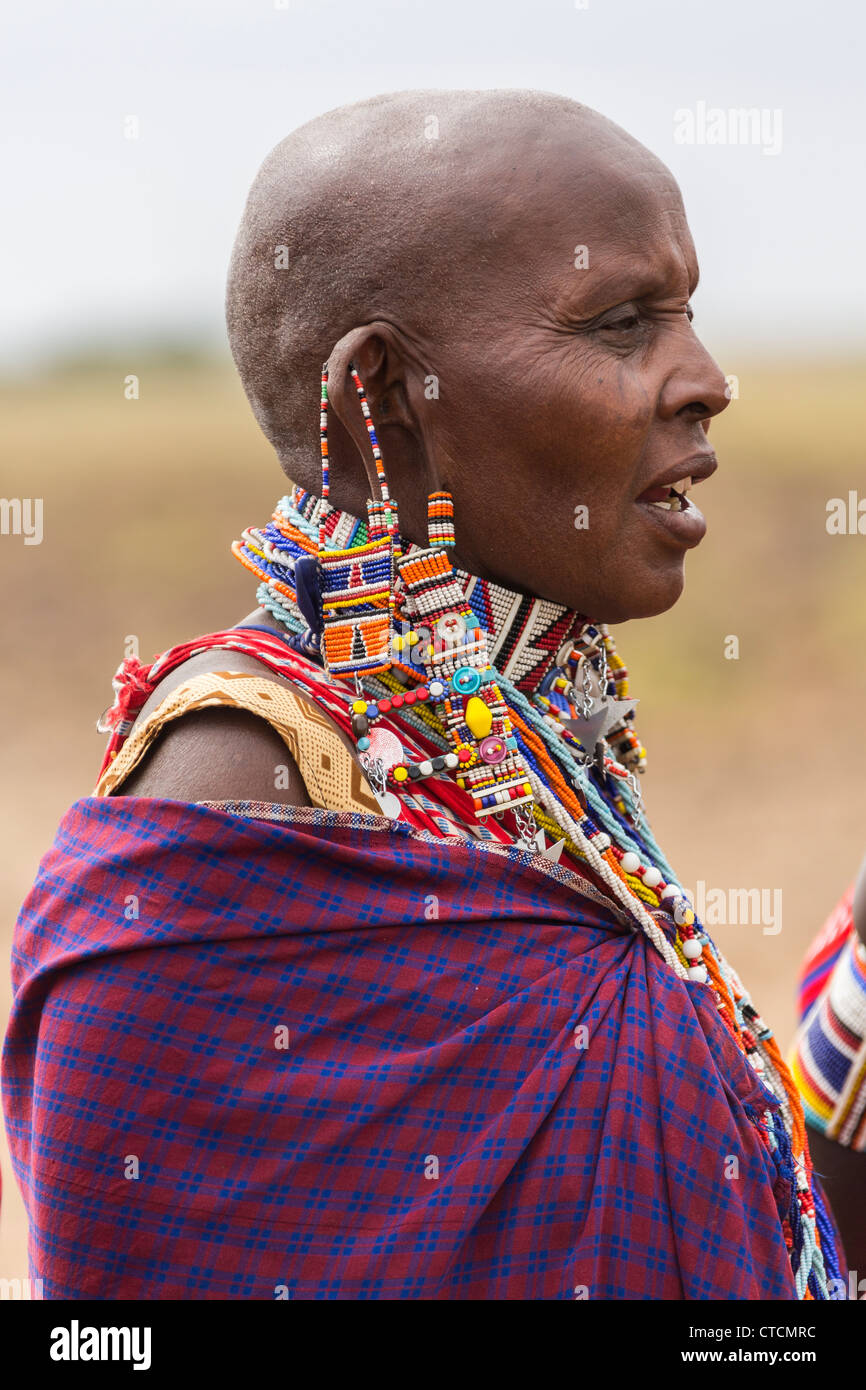 Femme Masai dans profil affiche une décoration traditionnelle Banque D'Images