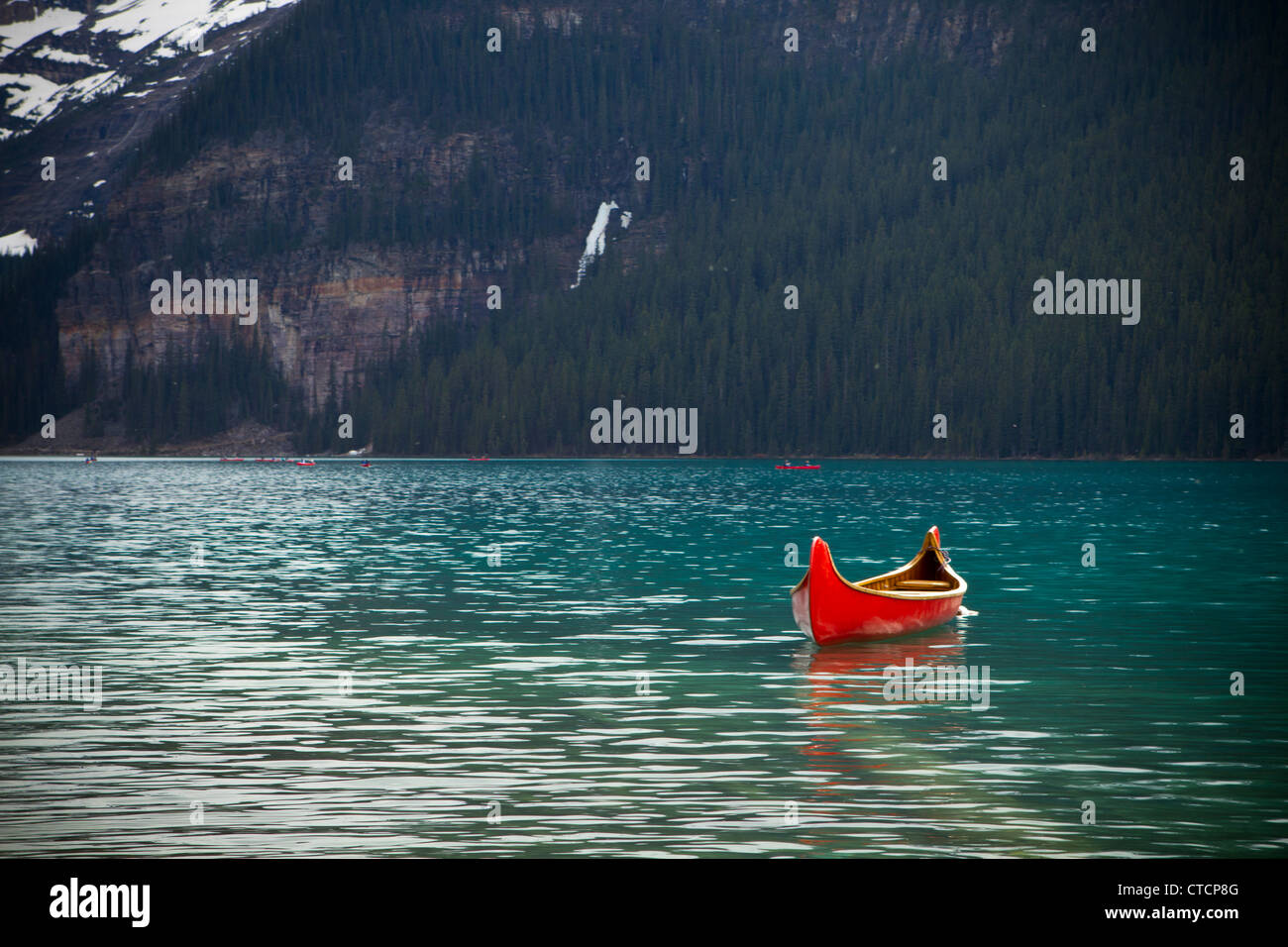 Red Canoe dans la belle Blue Lake Louise Canada à Banff Banque D'Images