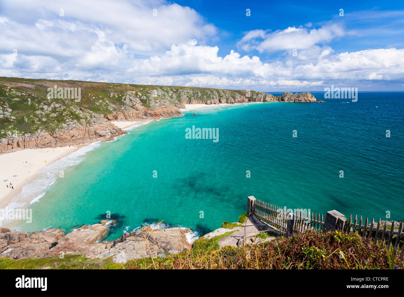 Plage de Porthcurno et falaises du coastpath Treen près du Cornwall England UK Minack Banque D'Images