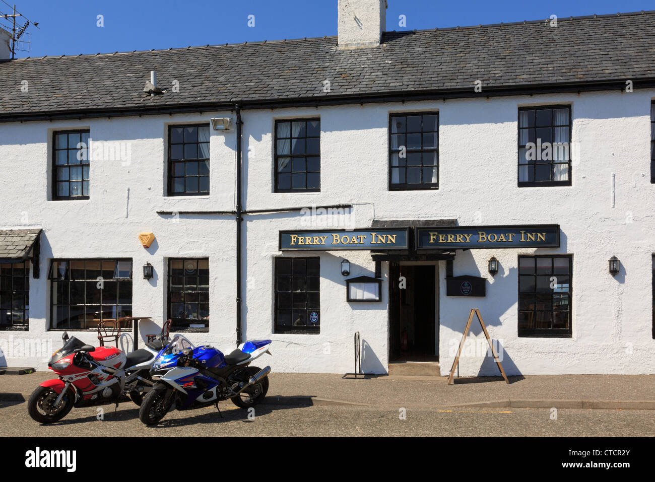 Le Ferry Inn pub ville traditionnelle à Ullapool, Ross et Cromarty, Écosse, Royaume-Uni, Angleterre Banque D'Images