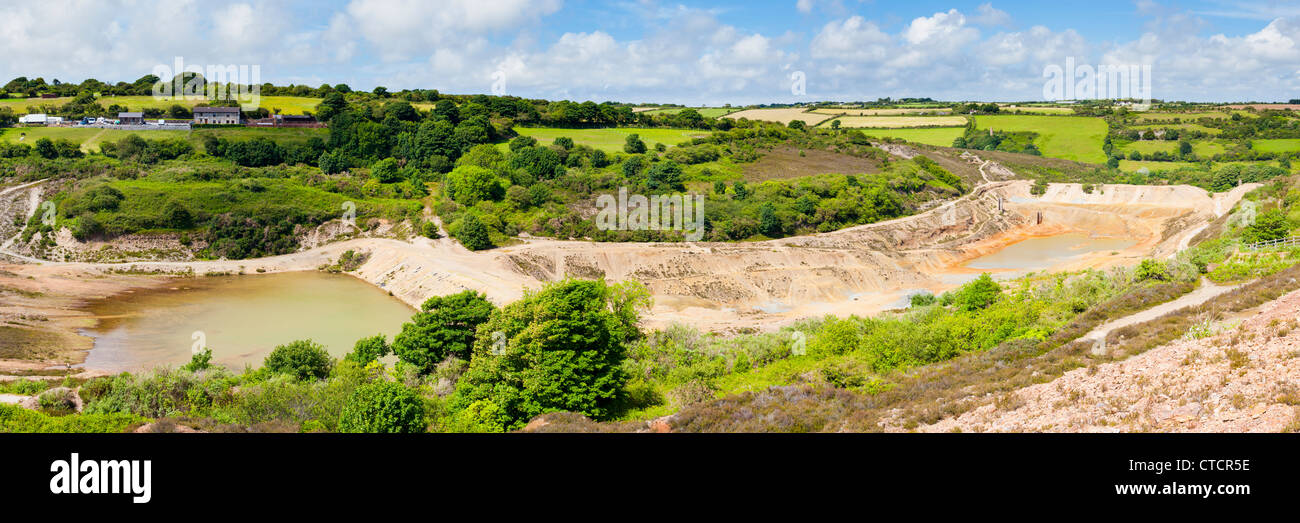 Mine abandonnée et barrage de stériles à papule Maid Valley Cornwall England UK Banque D'Images