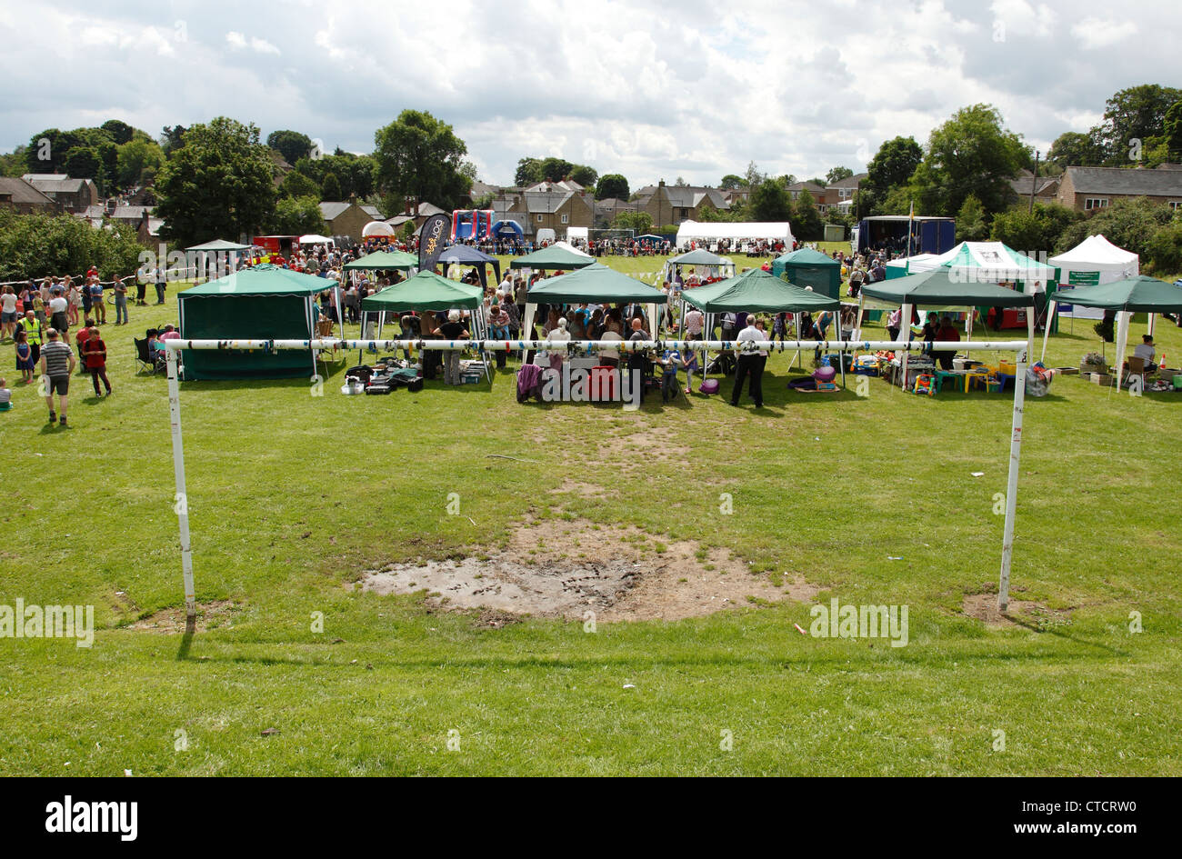 Une fête du village sur un terrain de football dans le Derbyshire, Angleterre, Royaume-Uni Banque D'Images