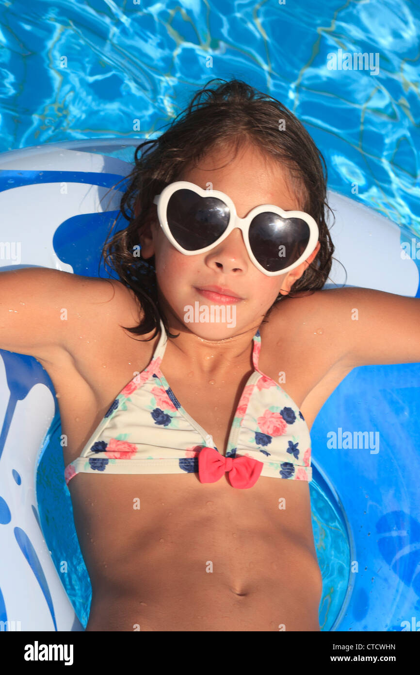 Girl (9-11 ans) avec des lunettes de soleil à la piscine Photo Stock - Alamy