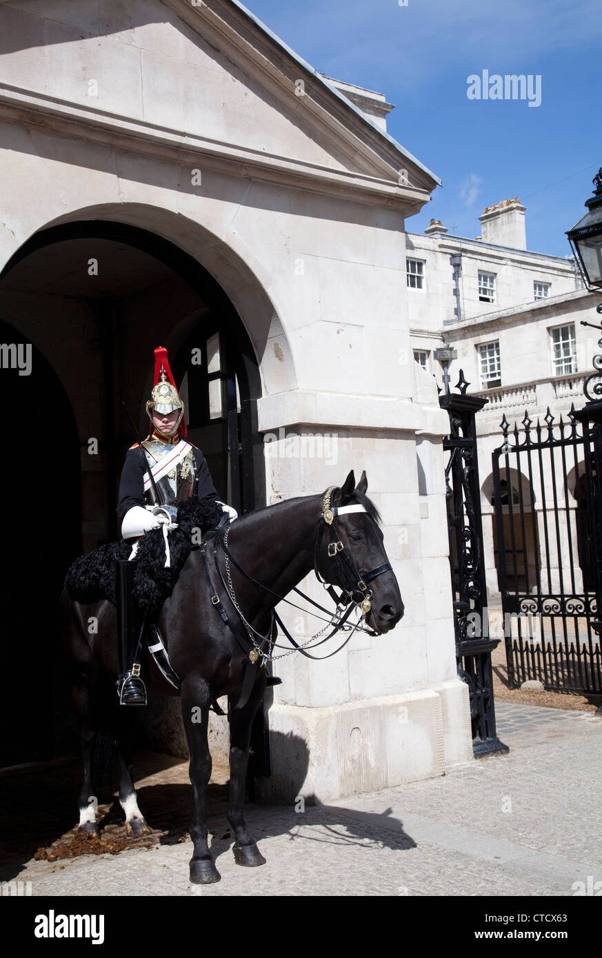 Horse Guard stationnés à l'extérieur de Horse Guards Parade sur Whitehall - London UK Banque D'Images