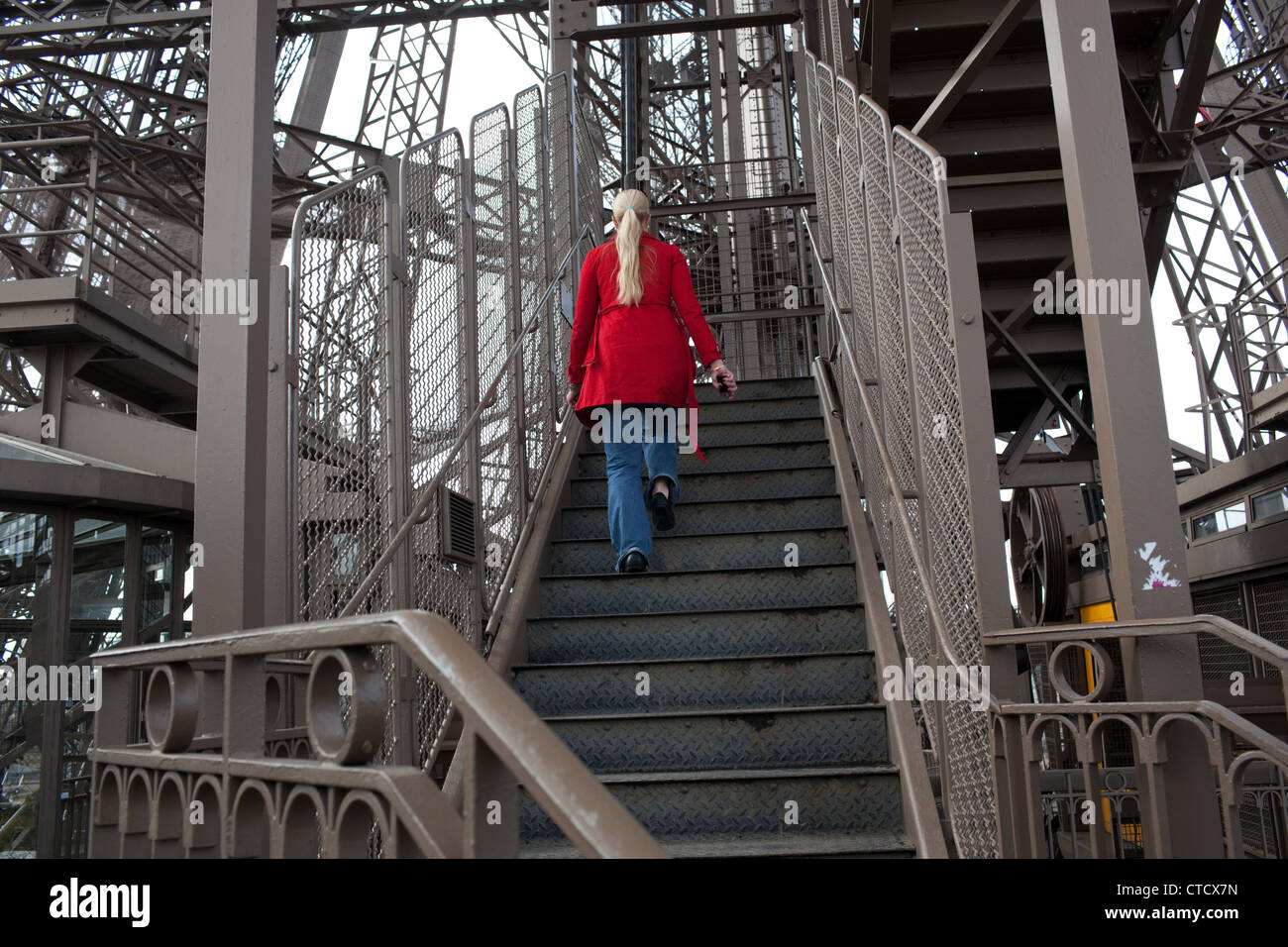Début de l'escalier du premier au deuxième étage de la Tour Eiffel à