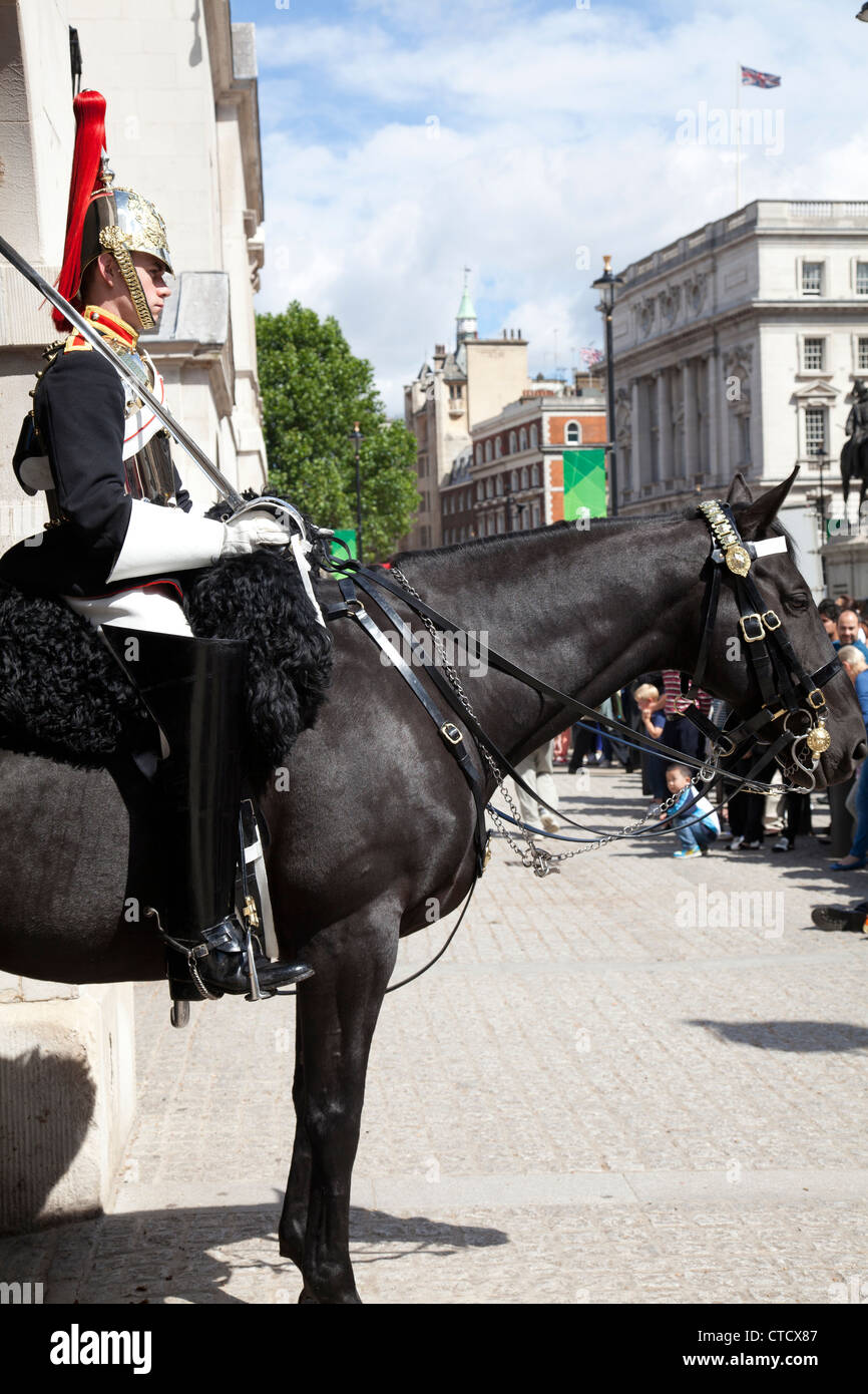 Horse Guard stationnés à l'extérieur de Horse Guards Parade sur Whitehall avec les touristes à la recherche sur - London UK Banque D'Images