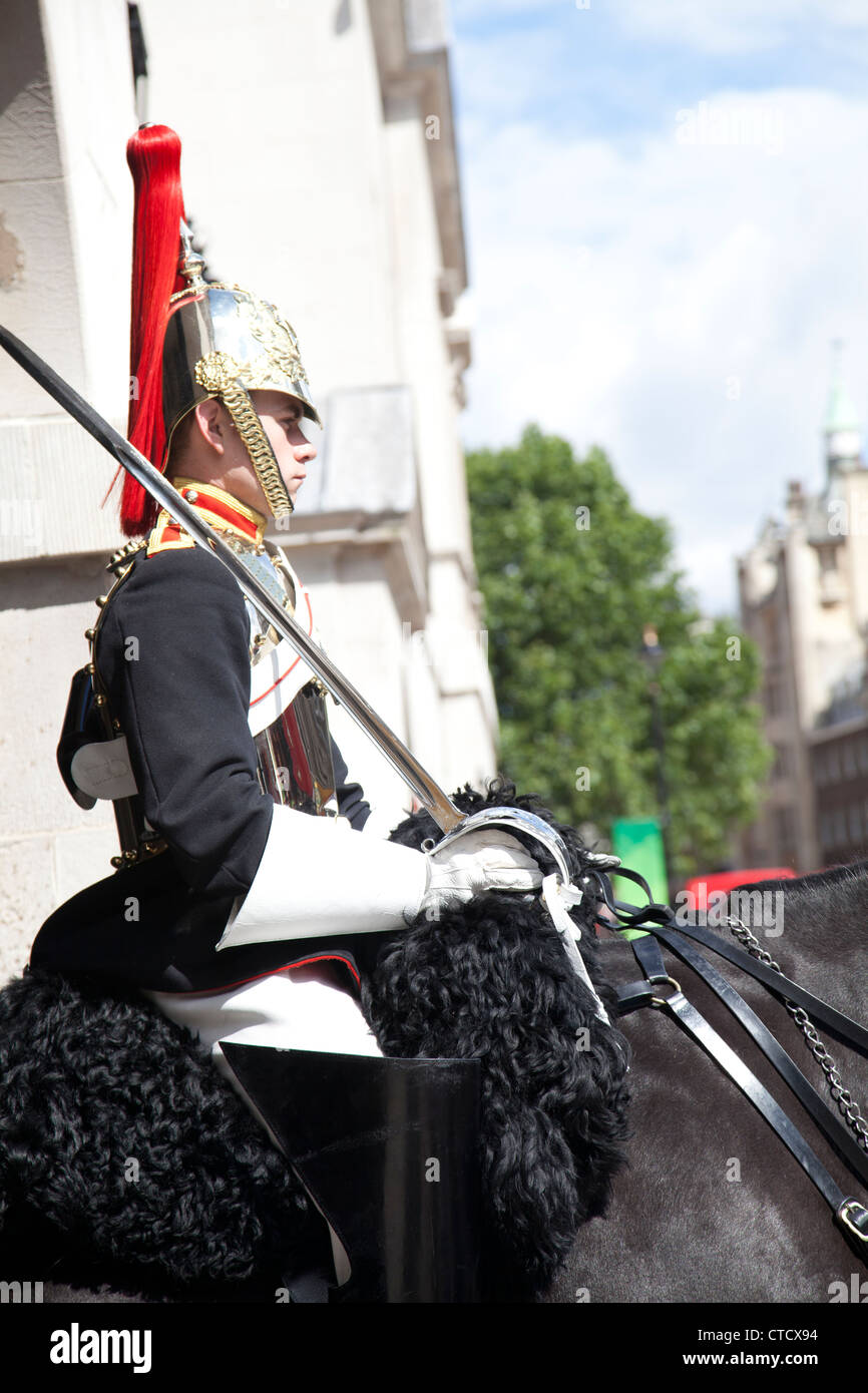 Horse Guard stationnés à l'extérieur de Horse Guards Parade sur Whitehall - London UK Banque D'Images