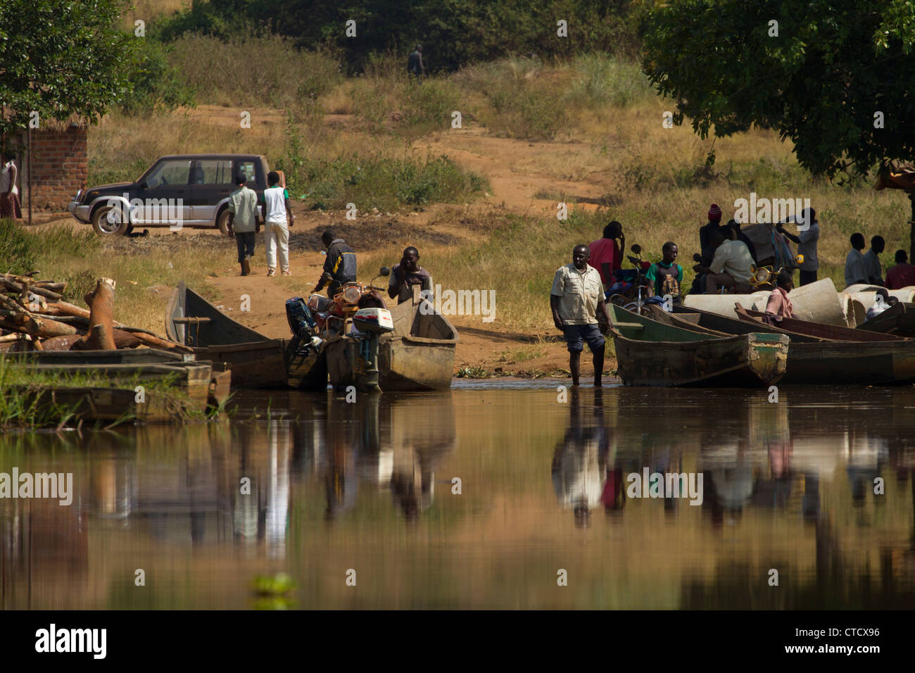 Les gens autour de la mouture landing stage, marais de Mabamba, Ouganda Banque D'Images