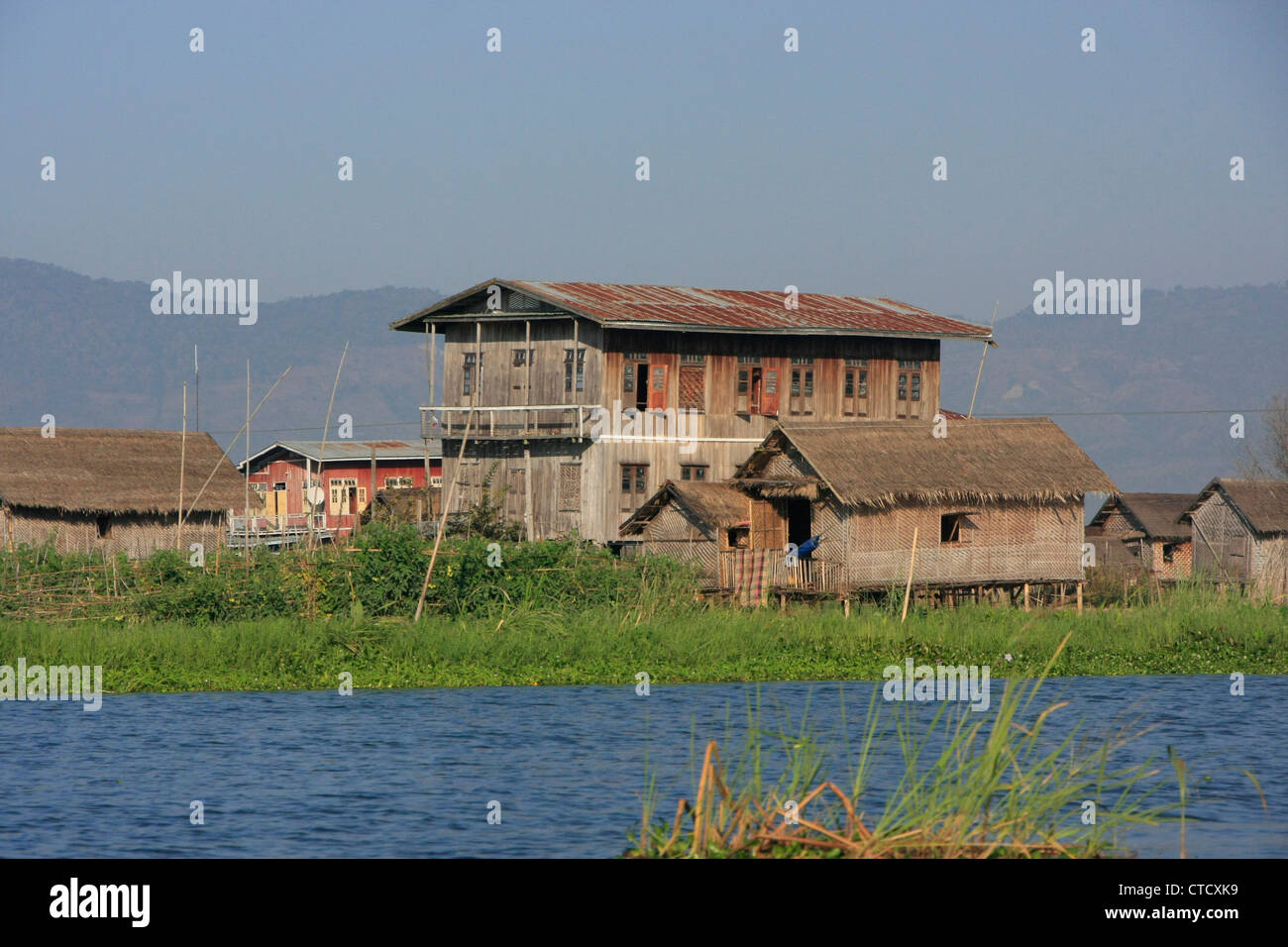 Des maisons sur pilotis en bois traditionnel, au lac Inle, l'État de Shan, Myanmar, en Asie du sud-est Banque D'Images