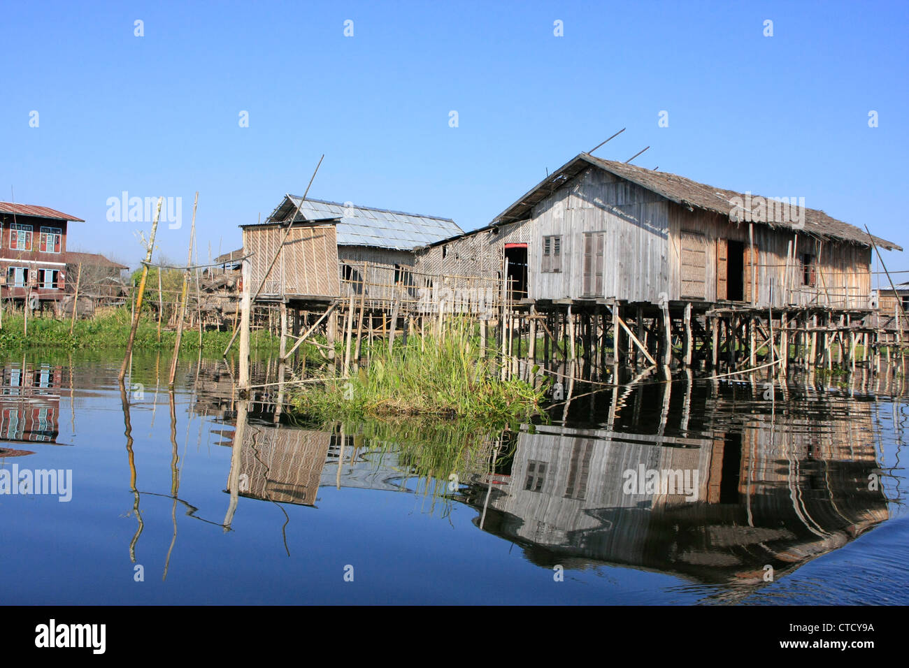 Des maisons sur pilotis en bois traditionnel, au lac Inle, l'État de Shan, Myanmar, en Asie du sud-est Banque D'Images