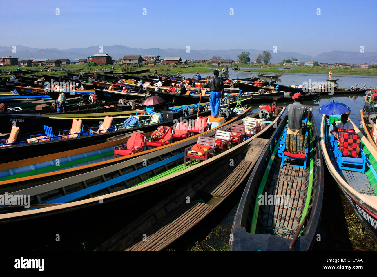 Bateaux attendent les touristes, Nyaung Shwe, lac Inle, l'État de Shan, Myanmar, en Asie du sud-est Banque D'Images