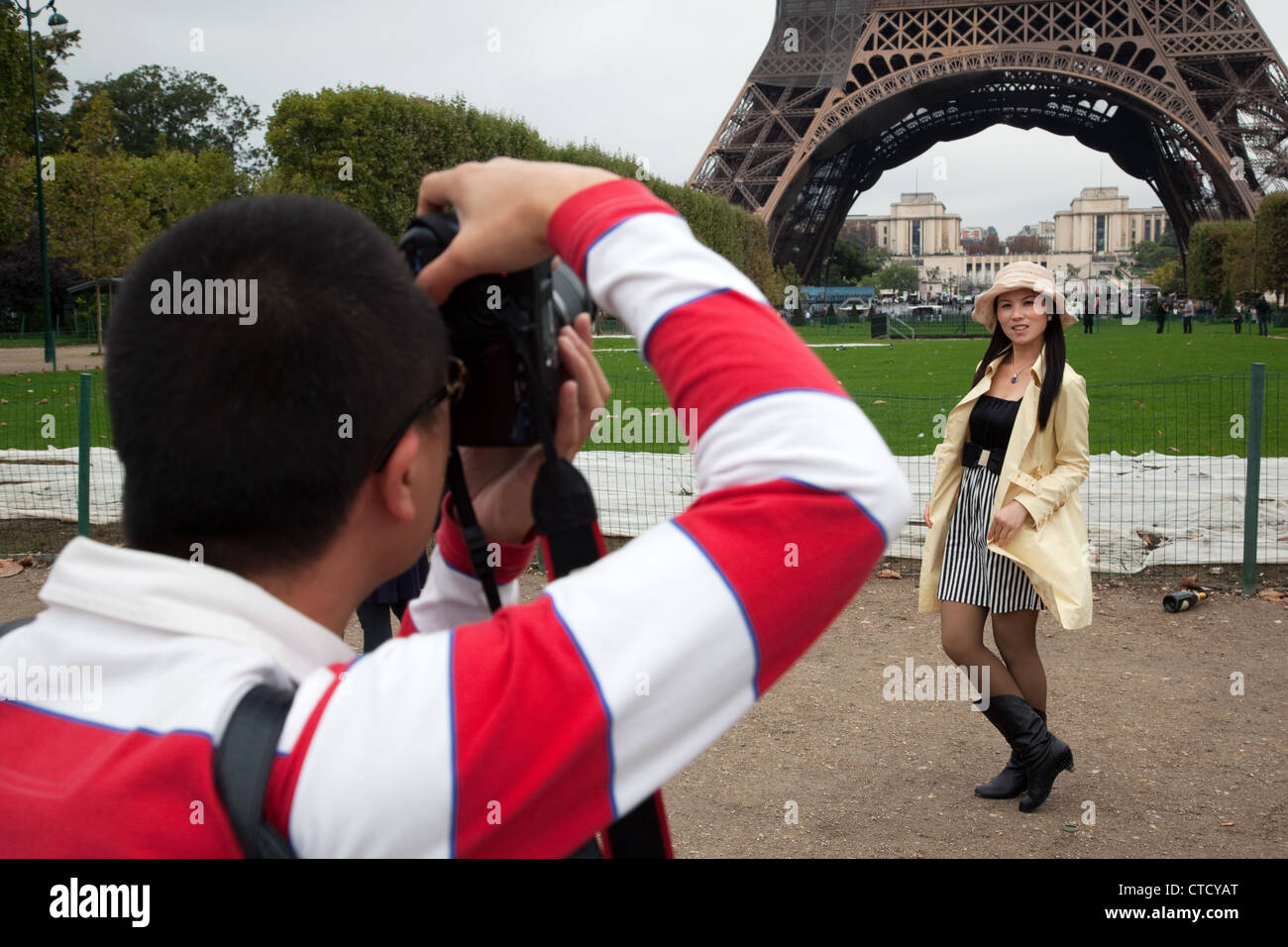 Une jeune femme chinoise pose aux photos dans 'Parc du Champ de Mars' - 'Champ de Mars' près de la Tour Eiffel à Paris, France. Banque D'Images