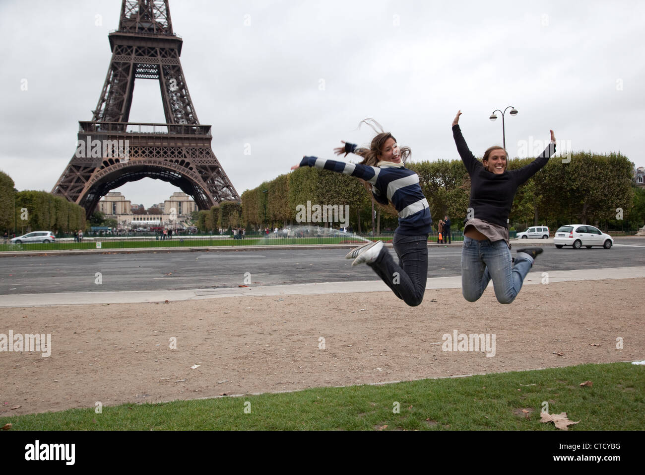 Les jeunes se préparant à Jump'in 'Parc du Champ de Mars' - 'Champ de Mars' Park, près de la Tour Eiffel à Paris, France. Banque D'Images