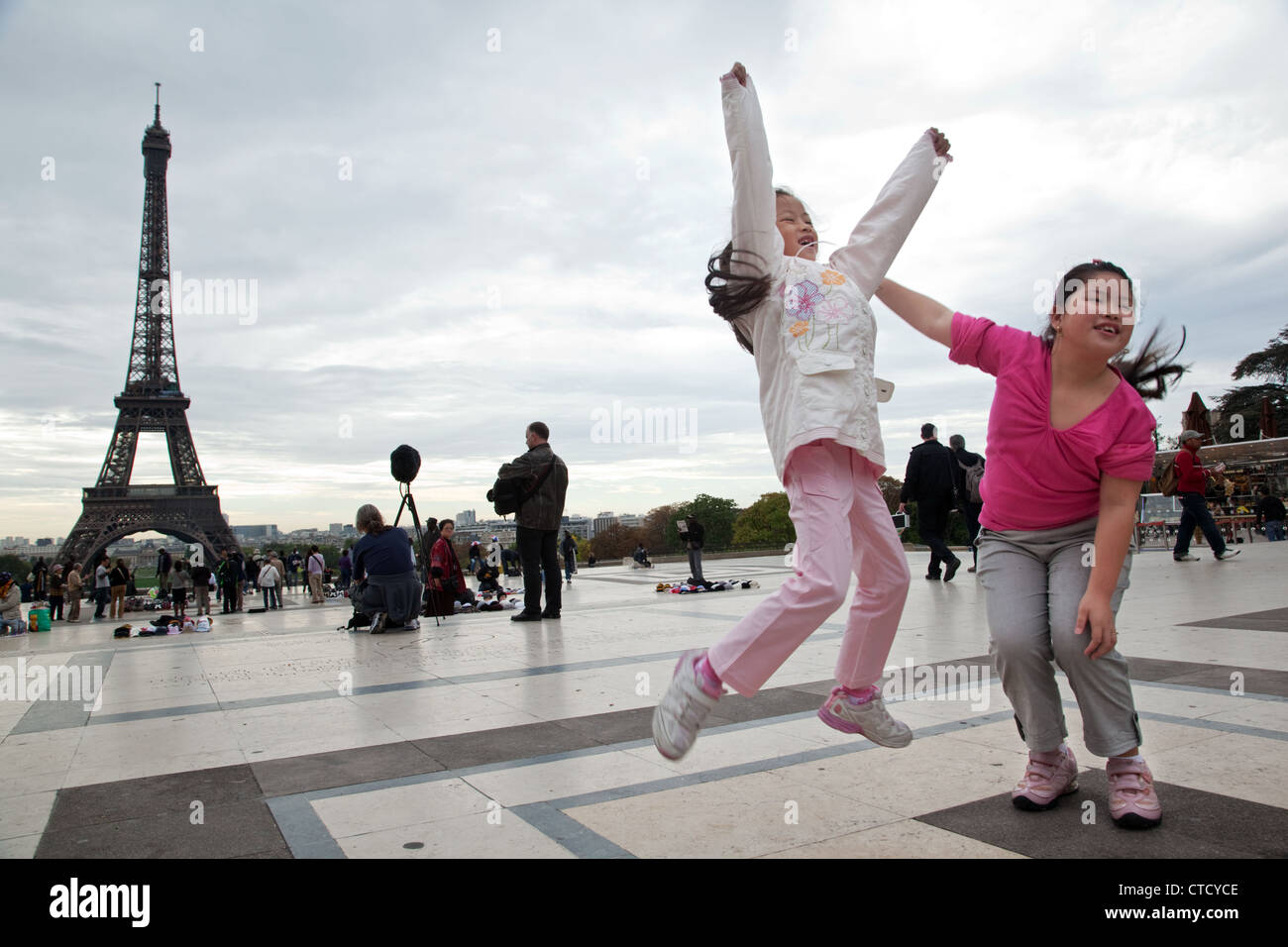 Les jeunes touristes chinois posent pour in Trocadéro près de la Tour Eiffel à Paris, France. Banque D'Images