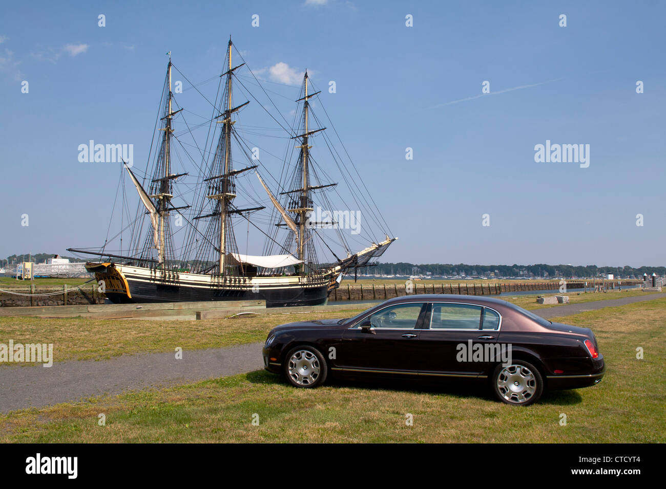 L'amitié de Salem (navire) avec une Bentley Continental Flying Spur dans le Lieu Historique National Maritime de Salem, États-Unis Banque D'Images