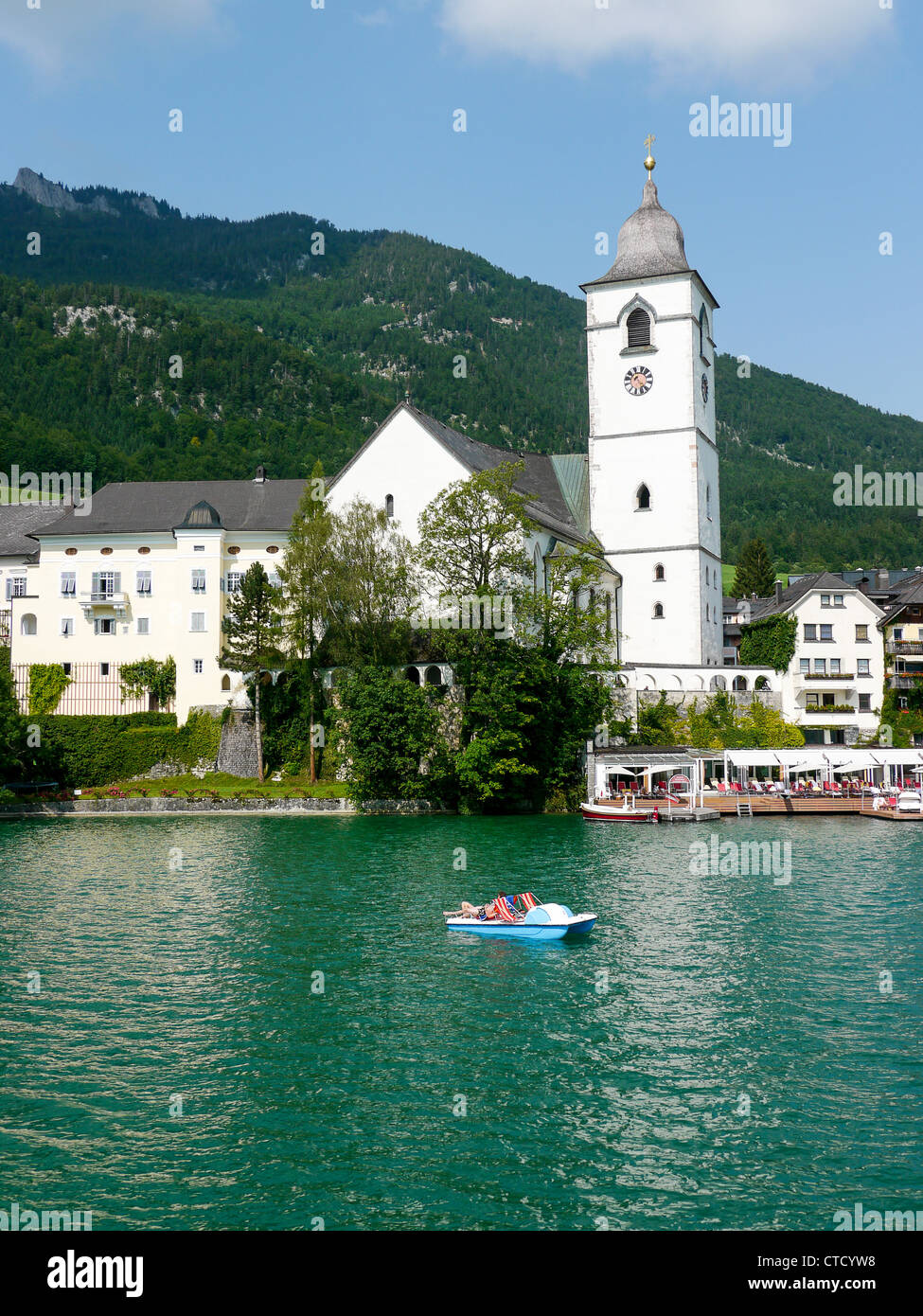 Eglise de Saint Hippolyte et de scène au bord du lac de Zell An See, un centre de sports sur la rive occidentale de Zeller See, Autriche Banque D'Images