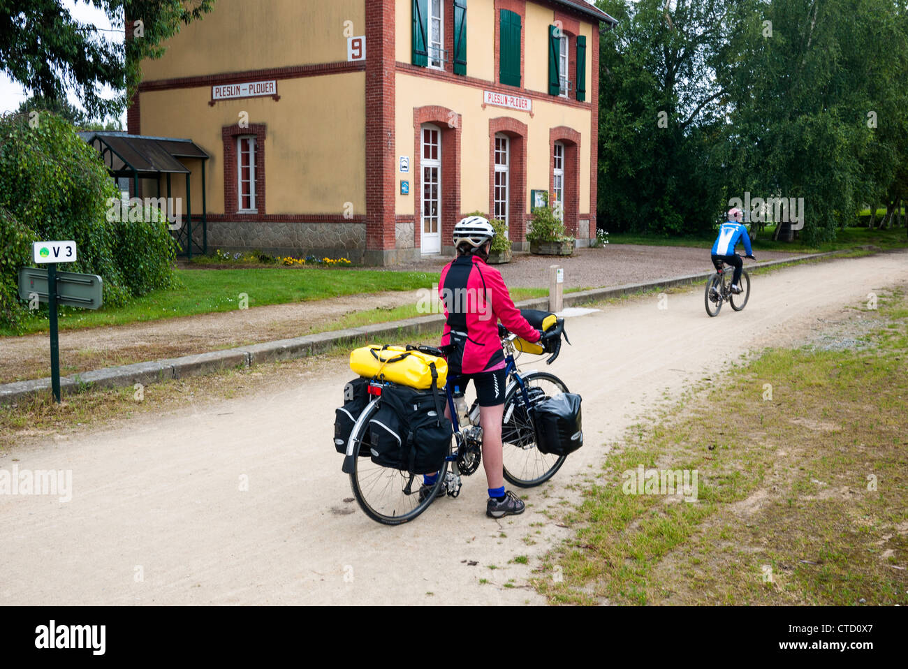 Cycle féminin touring en utilisant velo route en Bretagne France Banque D'Images