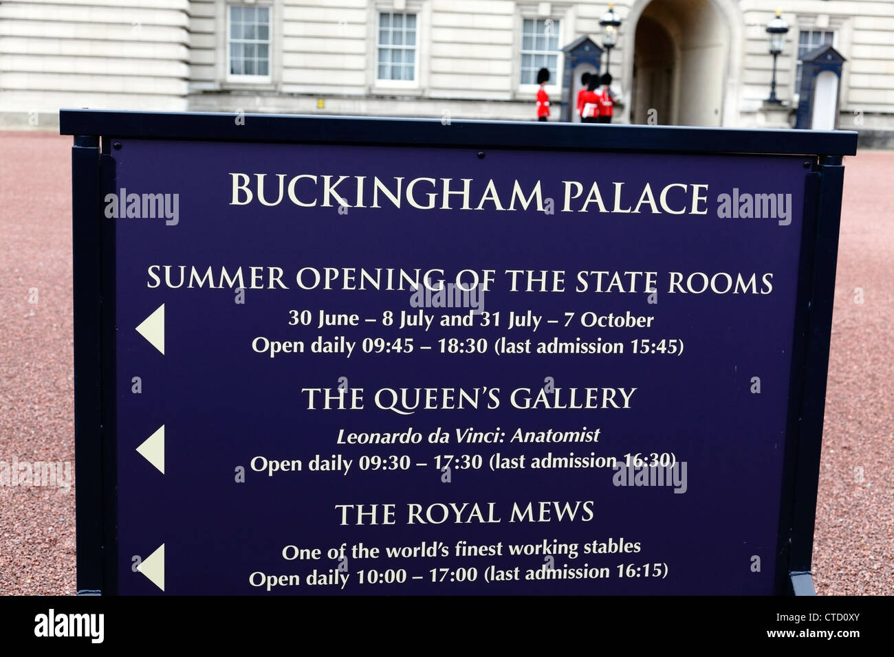 Panneau Buckingham Palace avec horaires d'ouverture en été pour les chambres State, Buckingham Palace, Londres, Royaume-Uni Banque D'Images