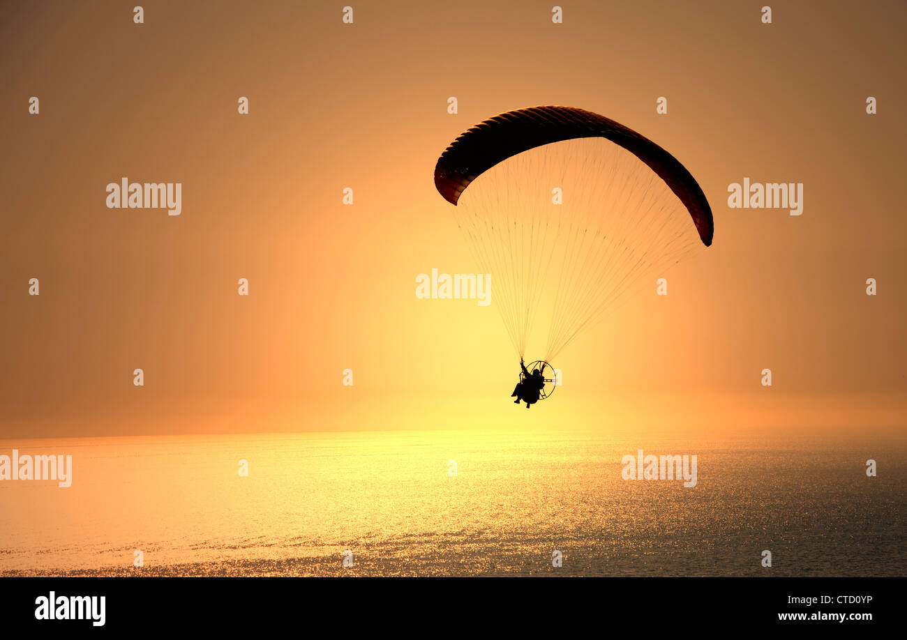 Para-parapente au coucher du soleil au large de la côte de Malibu Califonia Banque D'Images