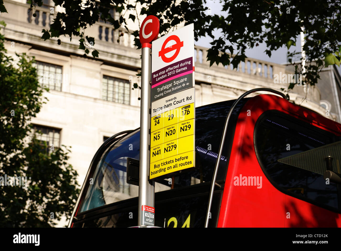 Arrêt de bus, Trafalgar Square, Londres, Angleterre, Royaume-Uni Banque D'Images