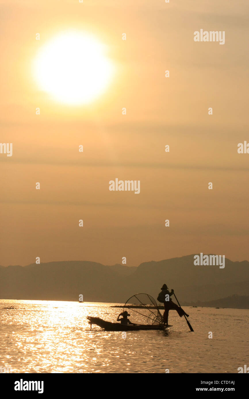 Lac Inle pêcheur au coucher du soleil, l'État de Shan, Myanmar, en Asie du sud-est Banque D'Images