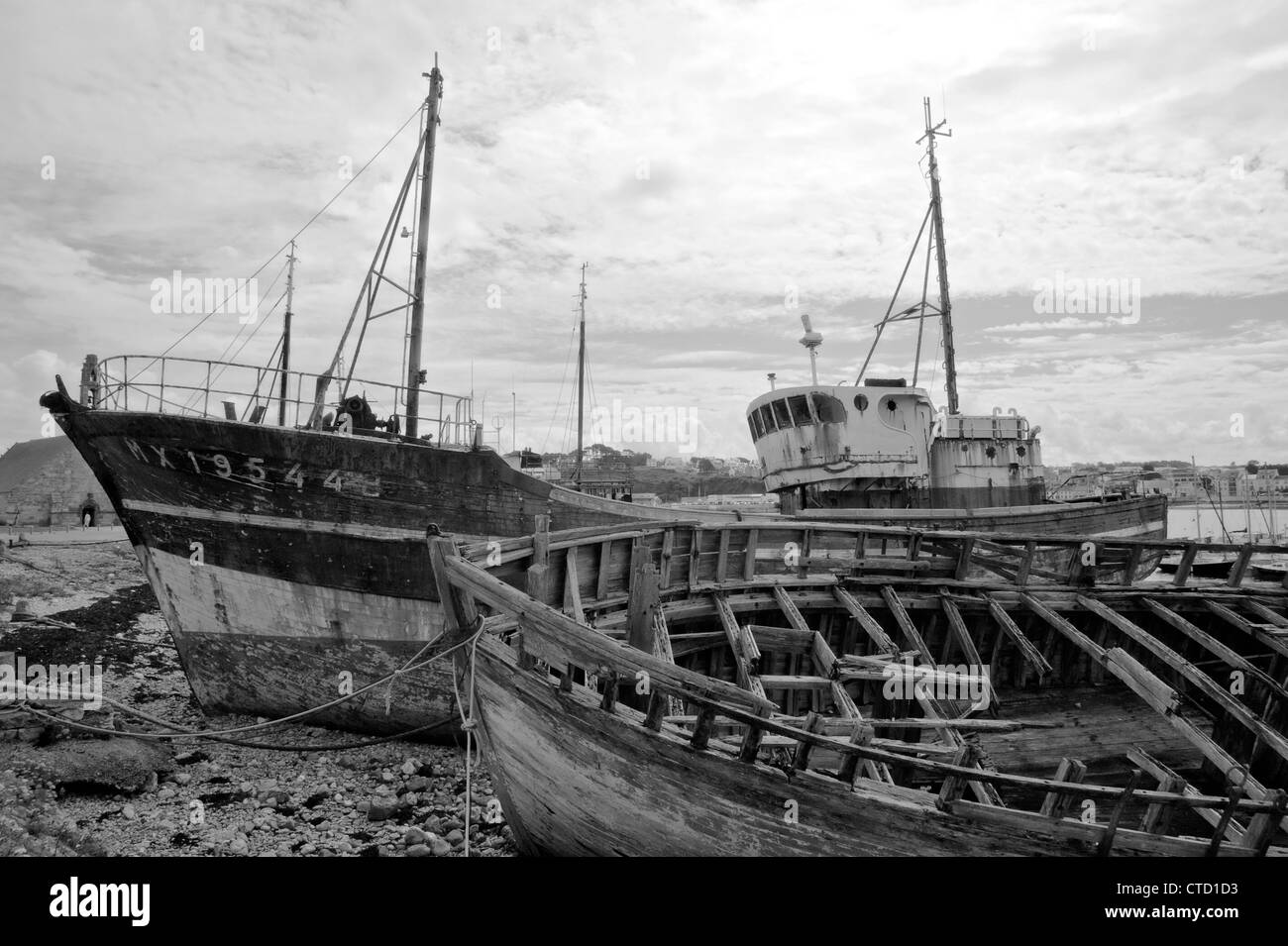 Navire de pêche abandonnés sur l'autre en noir et blanc Banque D'Images