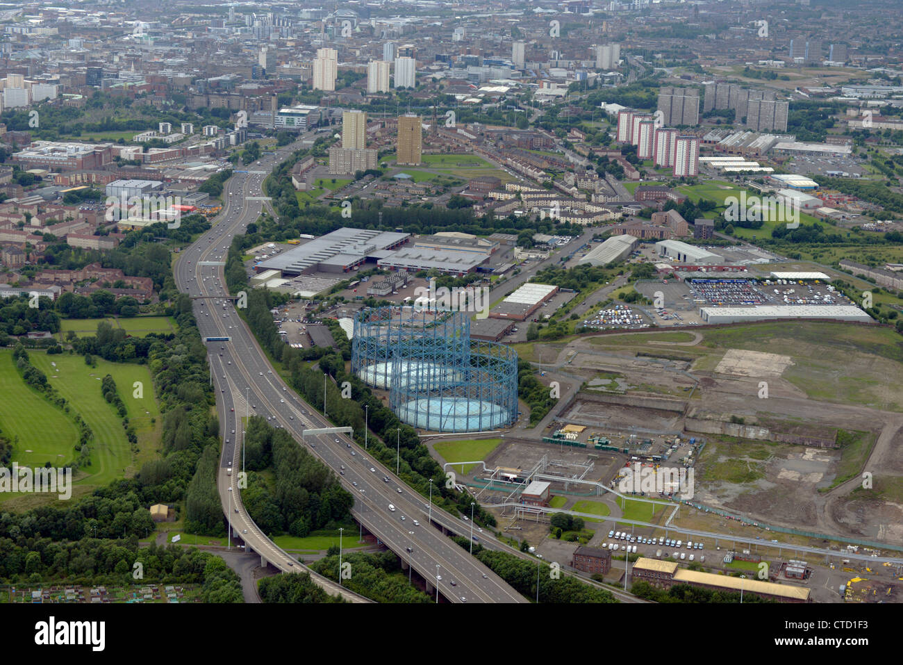 Vue aérienne de Glasgow, l''autoroute M8 en direction du centre-ville avec l'usine à gaz Provan sur la droite à Royston. Banque D'Images