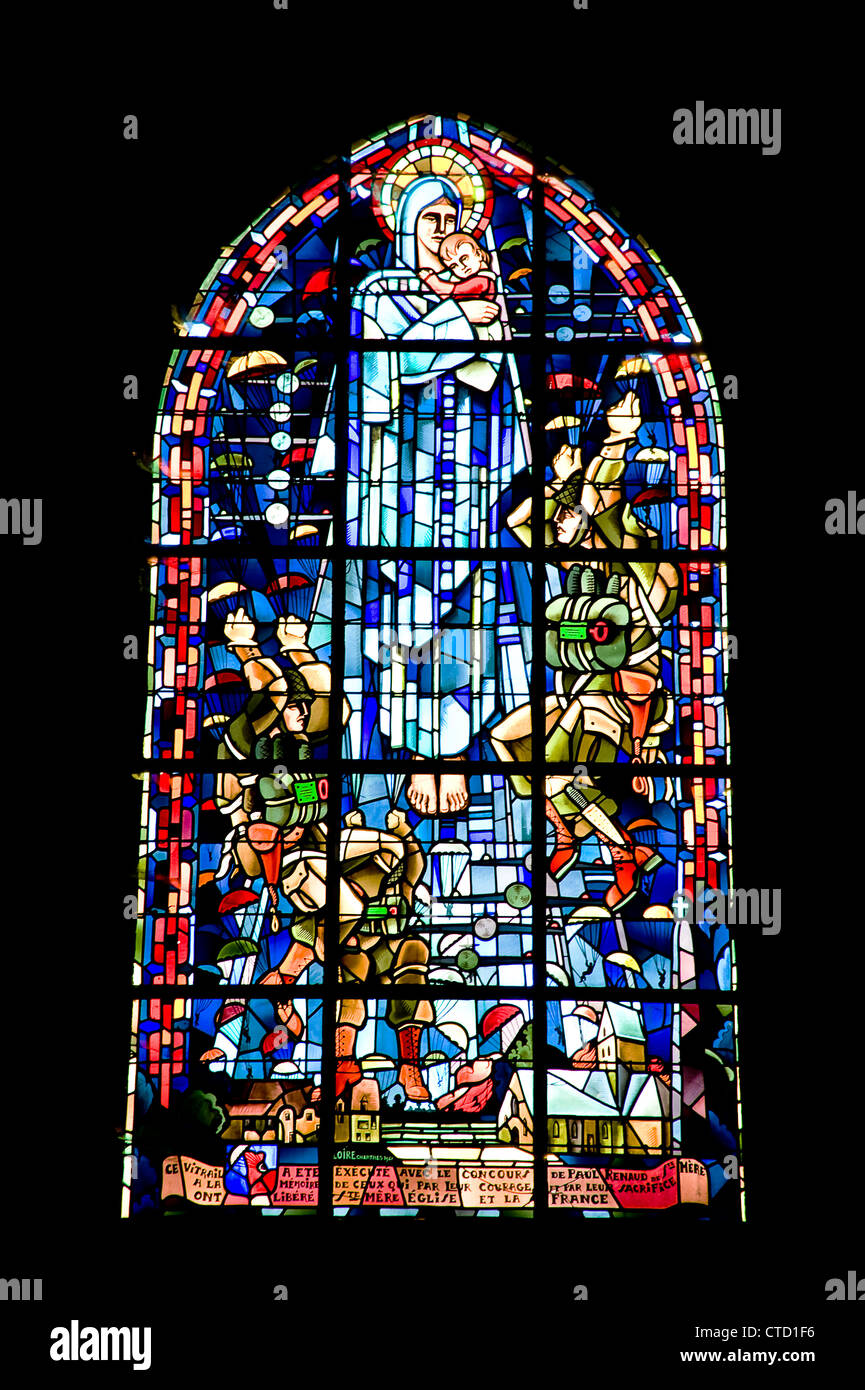 L'église de couleur windows en France avec des soldats et le Christ Banque D'Images