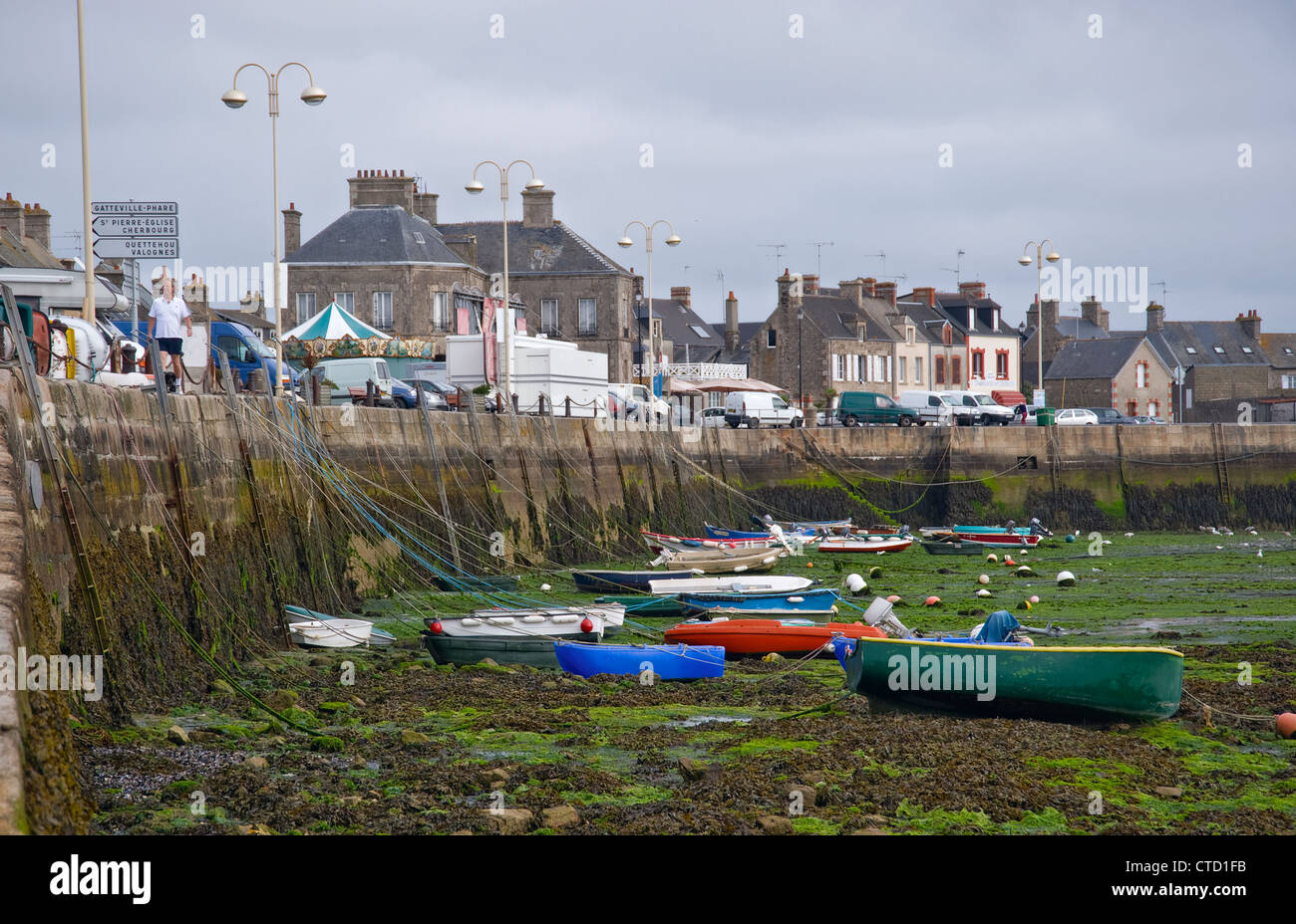 Port en Bretagne à marée basse de temps dans une journée nuageuse Banque D'Images