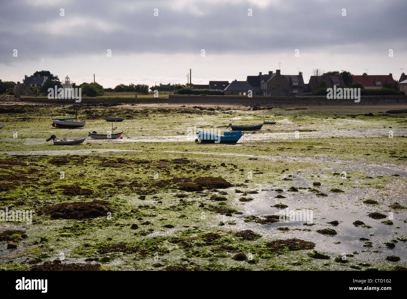 Port en Bretagne à marée basse de temps dans une journée nuageuse Banque D'Images