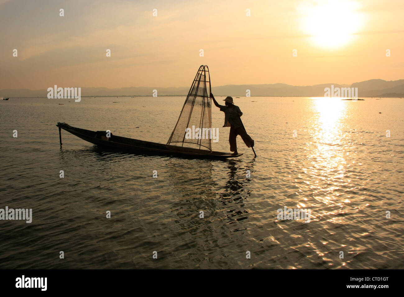Lac Inle pêcheur au coucher du soleil, l'État de Shan, Myanmar, en Asie du sud-est Banque D'Images