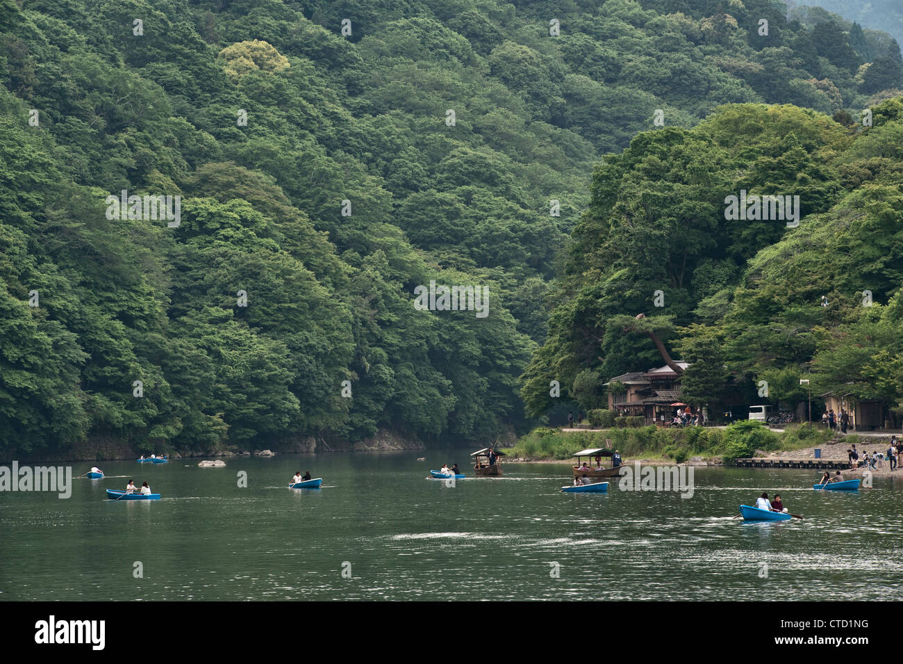 Faire du bateau sur la rivière Oi à Arashiyama, à l'extérieur de Kyoto, au Japon, une activité d'été populaire pour les habitants et les visiteurs Banque D'Images