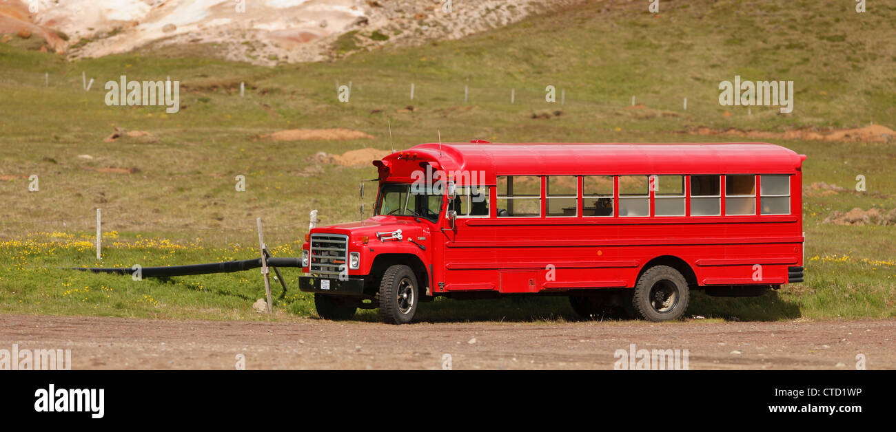 Red bus Panorama dans le sud-ouest de l'Islande Banque D'Images