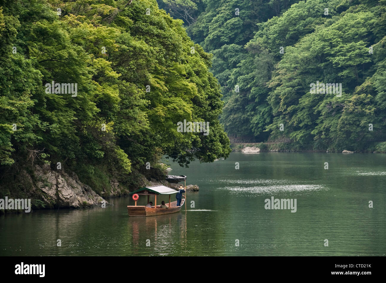 Faire du bateau sur la rivière Oi à Arashiyama, à l'extérieur de Kyoto, au Japon, une activité d'été populaire pour les habitants et les visiteurs Banque D'Images